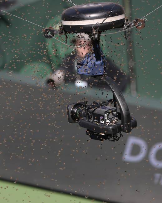 Vista general de una cámara robótica de televisión rodeada de un gran número de abejas, durante el partido del Masters 1.000 de Indian Wells