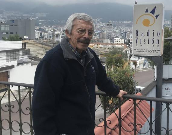 Diego Oquendo en las afueras de Radio Visión, en el norte de Quito.