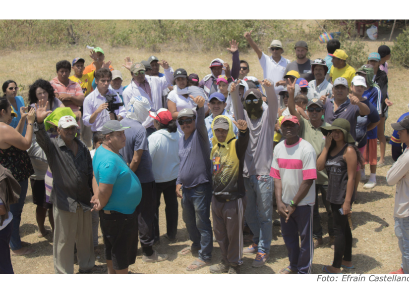 Imagen de comuneros en un plantón en la comuna de Engabao.
