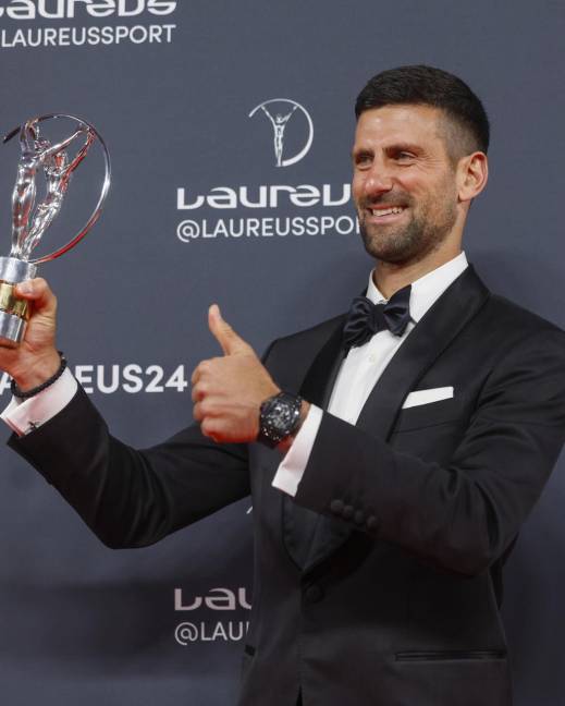 El tenista serbio Novak Djokovic posa con el premio a mejor deportista masculino del año durante la gala de entrega de los Premios Laureus 2024, este lunes en el Palacio Cibeles de Madrid.