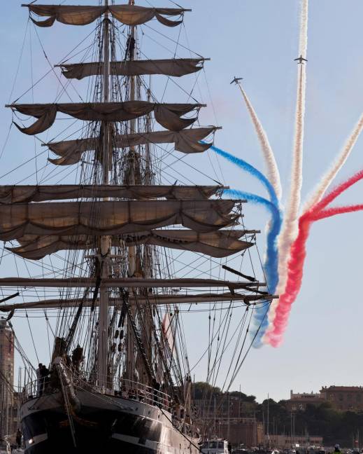 La llama olímpica de los Juegos de París llegó este miércoles a bordeo del velero Belem a territorio francés, al puerto de Marsella.