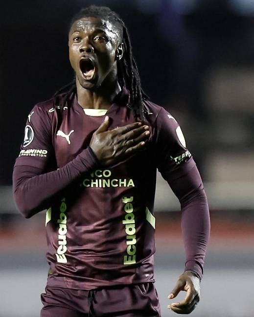 El defensa Ricardo Adé en un partido con Liga de Quito