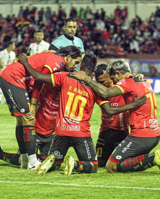 Jugadores del Deportivo Cuenca celebran un gol contra Mushuc Runa