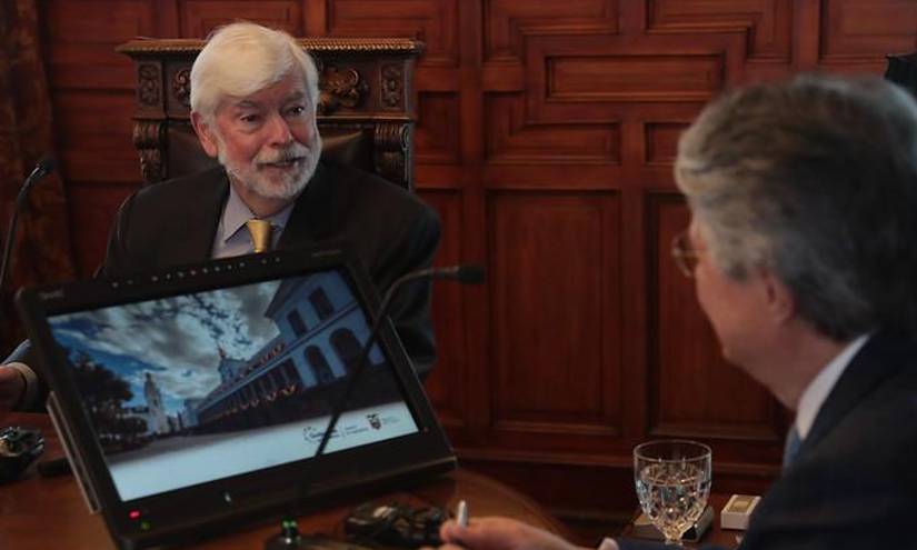 Imagen de diciembre de 2022. El expresidente de la República, Guillermo Lasso, junto al asesor del presidente Joe Biden, Christopher Dodd.