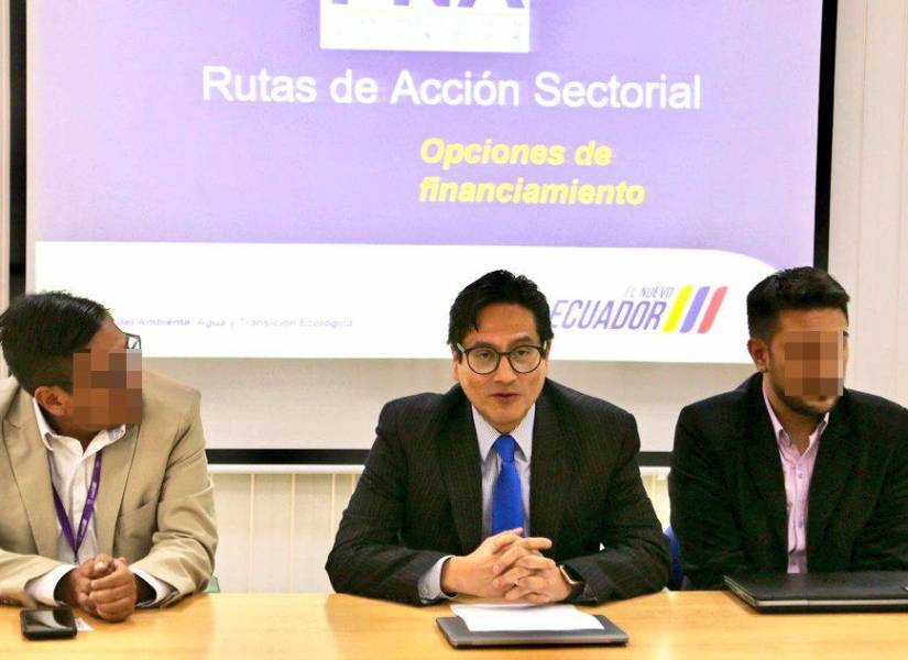 Geovanny Pardo Salazar (centro), subsecretario de Generación y Transmisión de Energía Eléctrica.