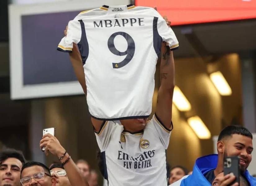 Ya se venden camisetas y bufandas de Mbappé en los alrededores del Santiago  Bernabéu