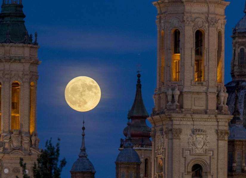 Imagen de la luna llena conocida como la Superluna del Ciervo vista desde Zaragoza.