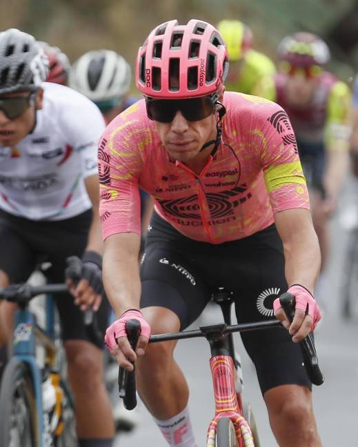 El corredor colombiano Rigoberto Urán de EF Education-Easypost compite en la tercera etapa de la carrera ciclística Tour Colombia 2024