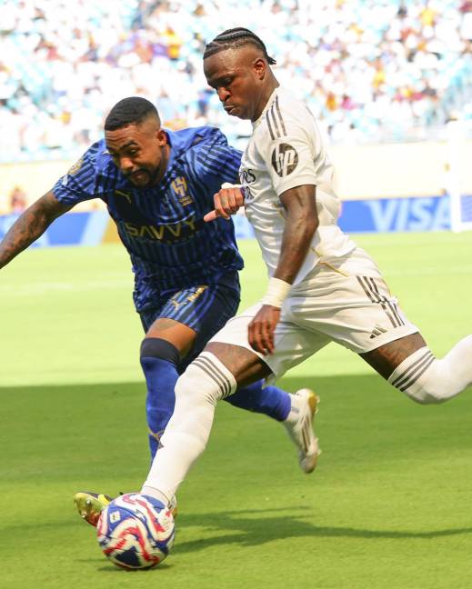 Vinícius Júnior del Real Madrid disputa el balón contra Malcom por el Mundial de Clubes