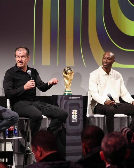 Desde la izquierda, los exfutbolistas Marcelo Balboa, Dunga, Luis Hernández, y Atiba Hutchinson, asisten a un panel organizado por la FIFA este miércoles, en el Kennedy Center en Washington (Estados Unidos).
