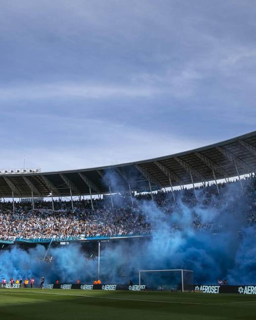 Fotografía de archivo en la que se registró una toma general de una de las tribunas colmada de aficionados del estadio Presidente Perón, también conocido como 'El Cilindro de Avellaneda', en Buenos Aires (Argentina).