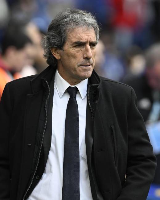 El entrenador del Real Oviedo, Guillermo Almada, durante el encuentro de Liga que disputaron Real Oviedo y Celta de Vigo en el estadio Carlos Tartiere de Oviedo.