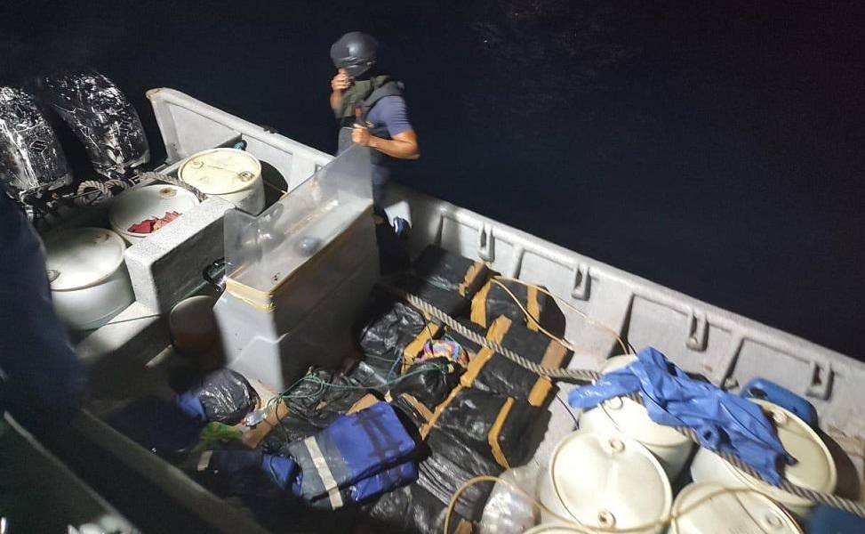 La Armada de Ecuador interceptó una embarcación con más de una tonelada de cocaína en Galápagos