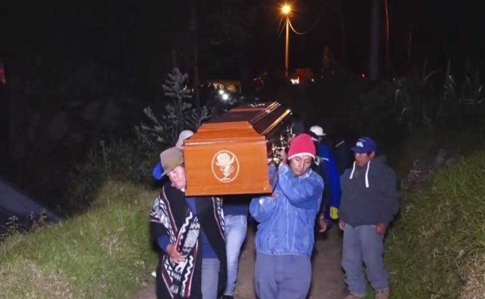 Jóvenes que intentaron salir del país escondidos en avión fueron enterrados