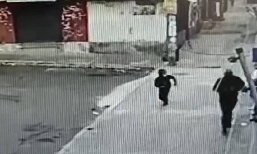 Quito: una cámara captó un asalto en el que interviene un niño