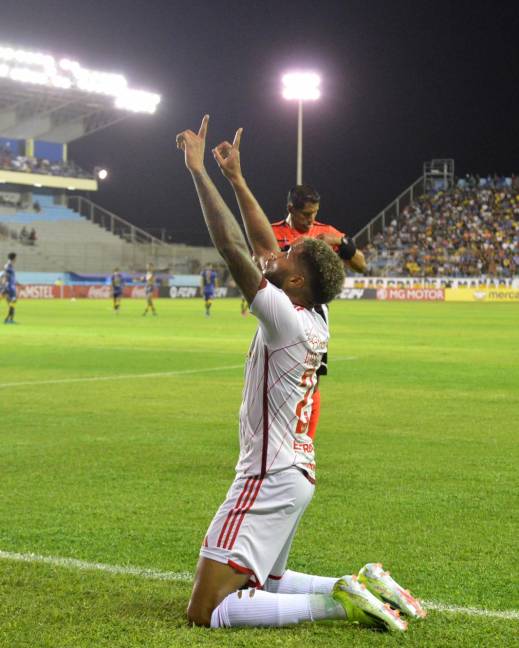 Wesley celebra su gol contra Delfín por Copa Sudamericana