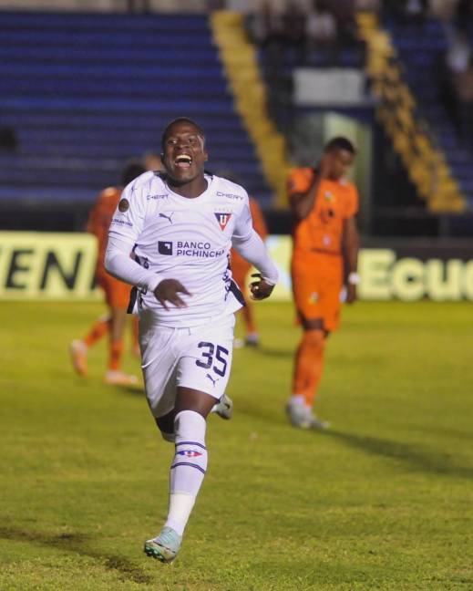 Jairon Charcopa, de Liga de Quito, anotó un doblete en la goleada de su equipo en Loja.