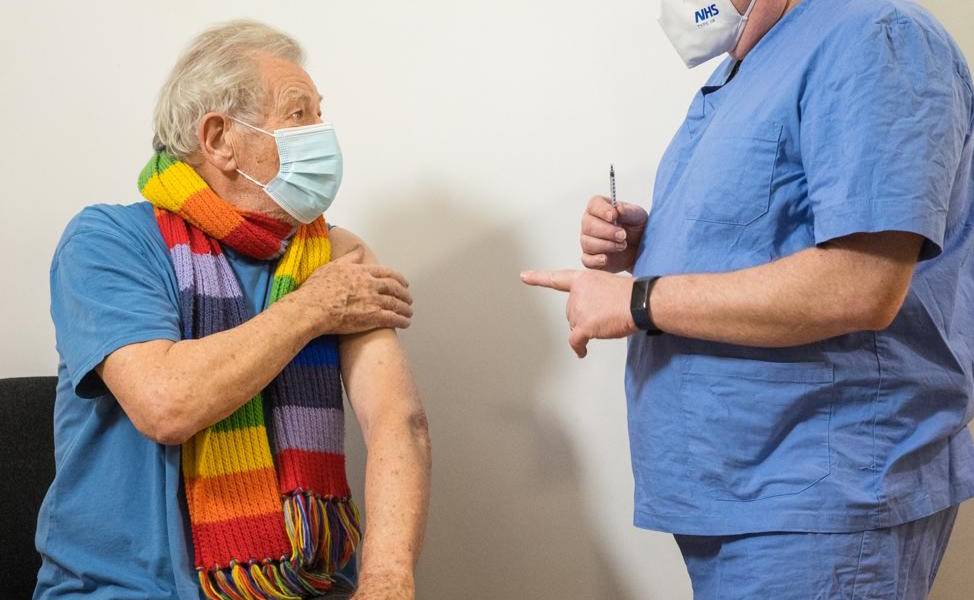 Sir Ian McKellen se vacuna contra el coronavirus
