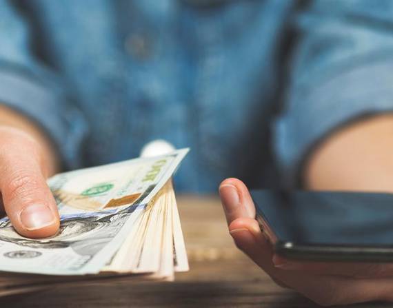 Persona con dinero en su mano.