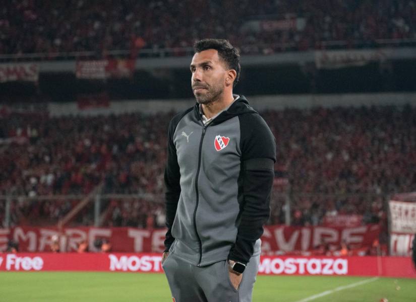 Carlos Tévez dirigiendo un partido de Independiente.
