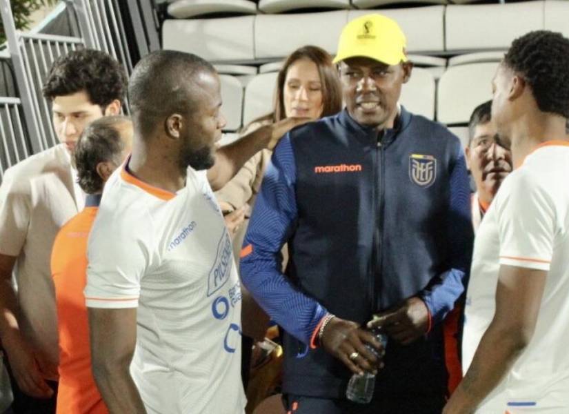 Enner Valencia junto a Agustín Delgado.