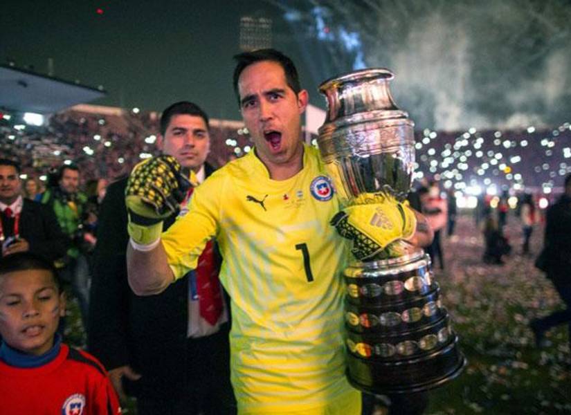 Claudio Bravo con el trofeo de la Copa América 2015.