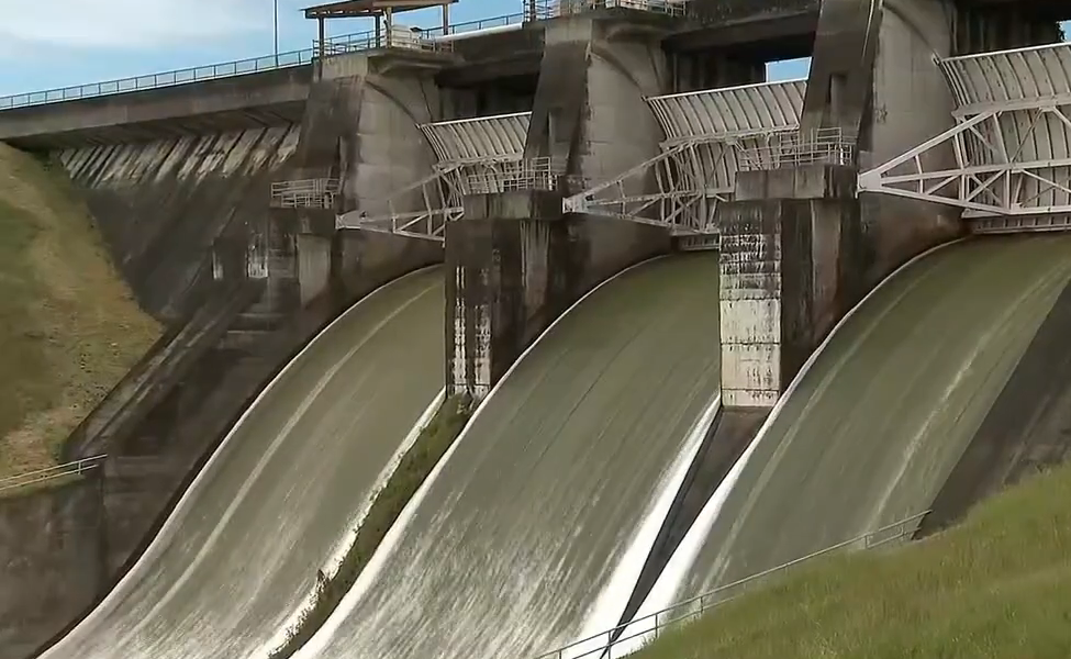 Río Daule: Celec reabrió las compuertas de represa, mientras Interagua advierte de posibles cortes de agua ante turbiedad