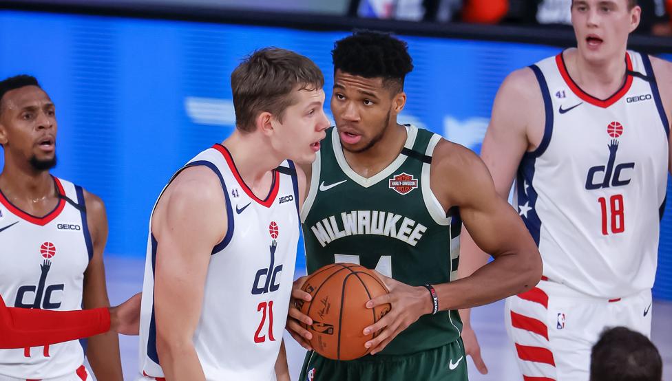 Suspenden un partido a Antetokounmpo por cabezazo