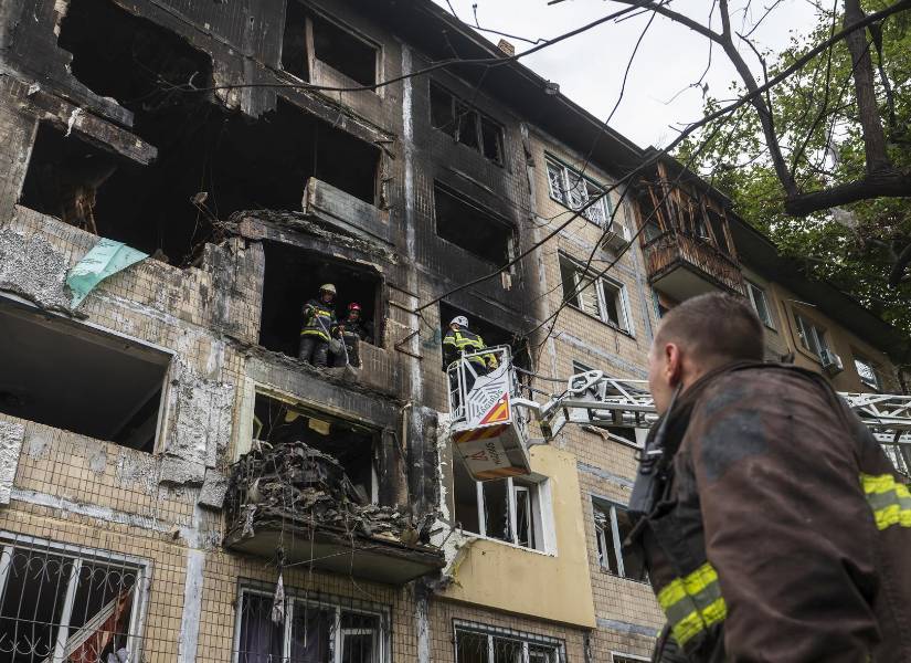 Los rescatistas trabajan en el lugar del ataque ruso contra un edificio residencial en Kiev.