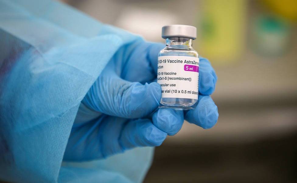 AstraZeneca asegura que &quot;no hay pruebas&quot; de que la vacuna provoque un incremento del riesgo de coágulos