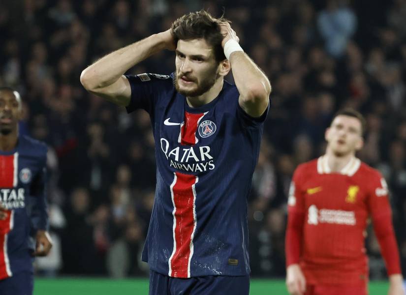 El jugador del PSG Khvicha Kvaratskhelia se lamenta por la gran actuación de Alisson.