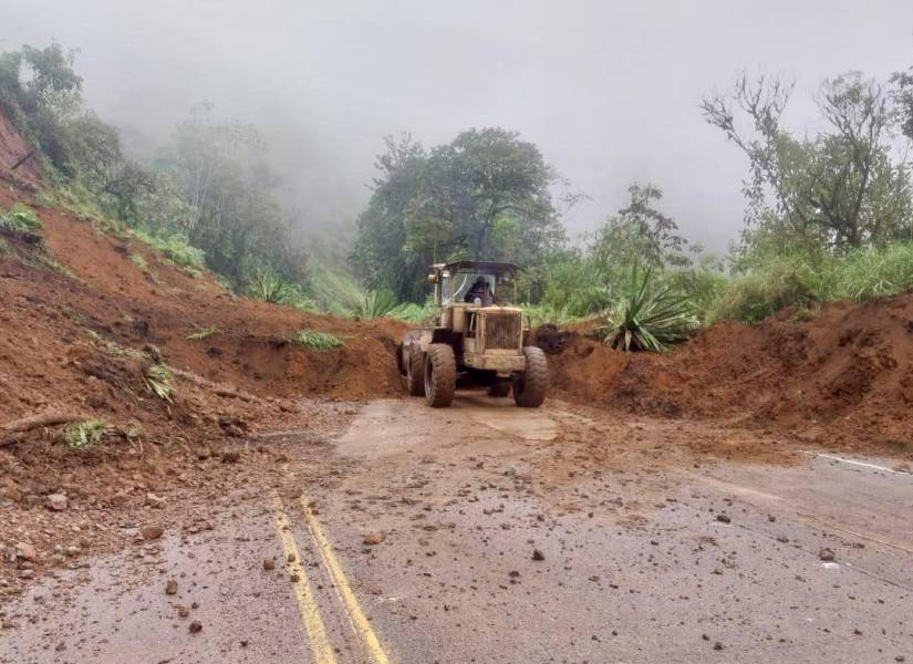 Hay deslizamientos en los kilómetros 92, 93 y 98 de la vía Cuenca-Molleturo.