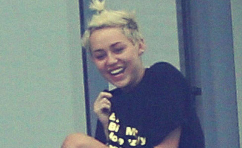 Captan a Miley Cyrus fumando marihuana