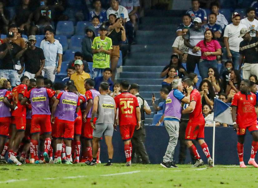 Jugadores de El Nacional celebrando el gol de la victoria.