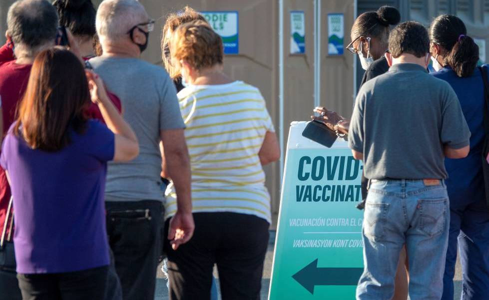 Miami da marcha atrás en oferta de vacunas a turistas