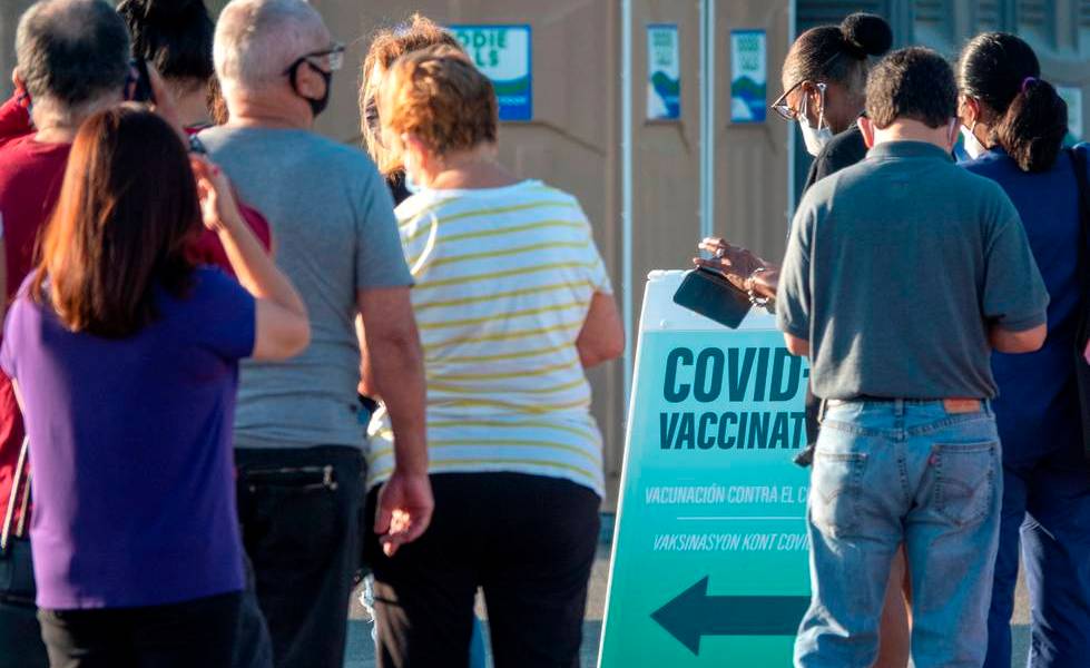 Miami da marcha atrás en oferta de vacunas a turistas