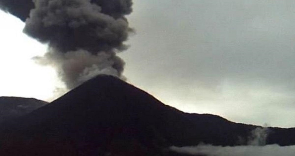 Volcán Reventador continúa emanando cenizas