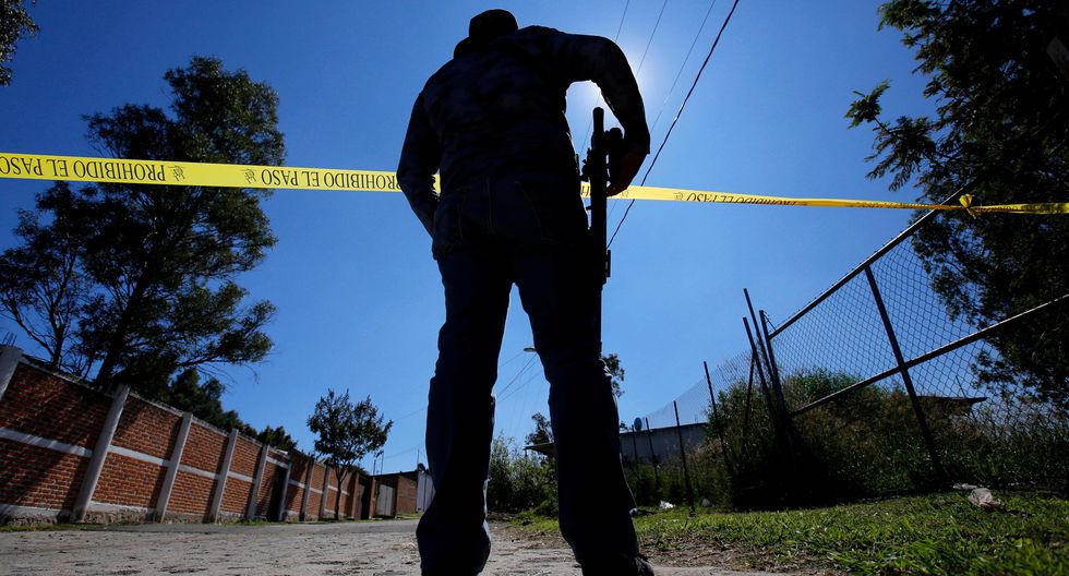 Exhuman 50 cuerpos de fosa clandestina en México