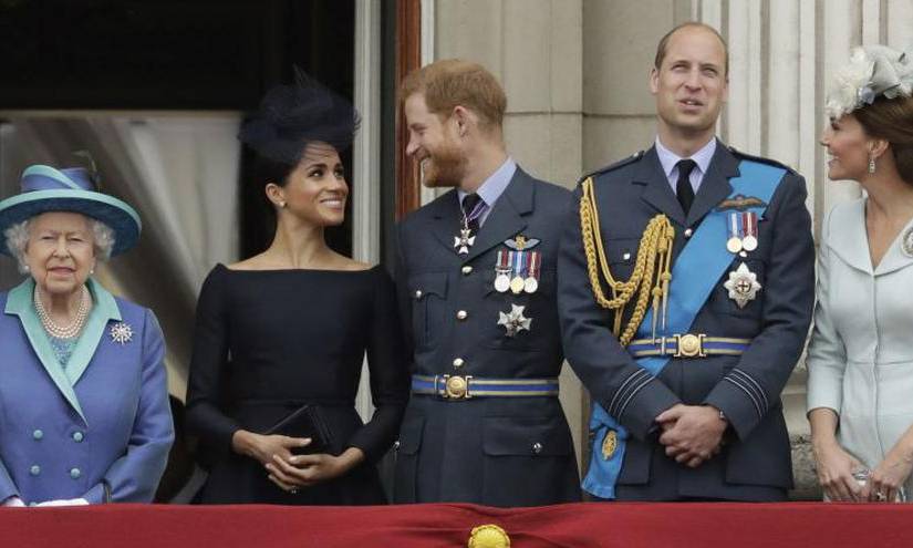 La reina Isabel II junto a sus nietos, Enrique y Guillermo, y las esposas de éstos.