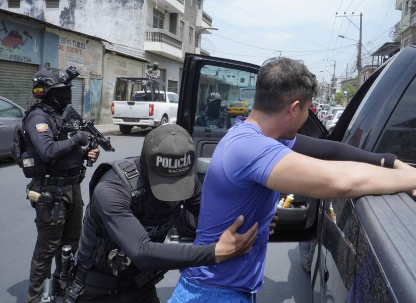 Policías inspeccionan a un conductor en Durán.