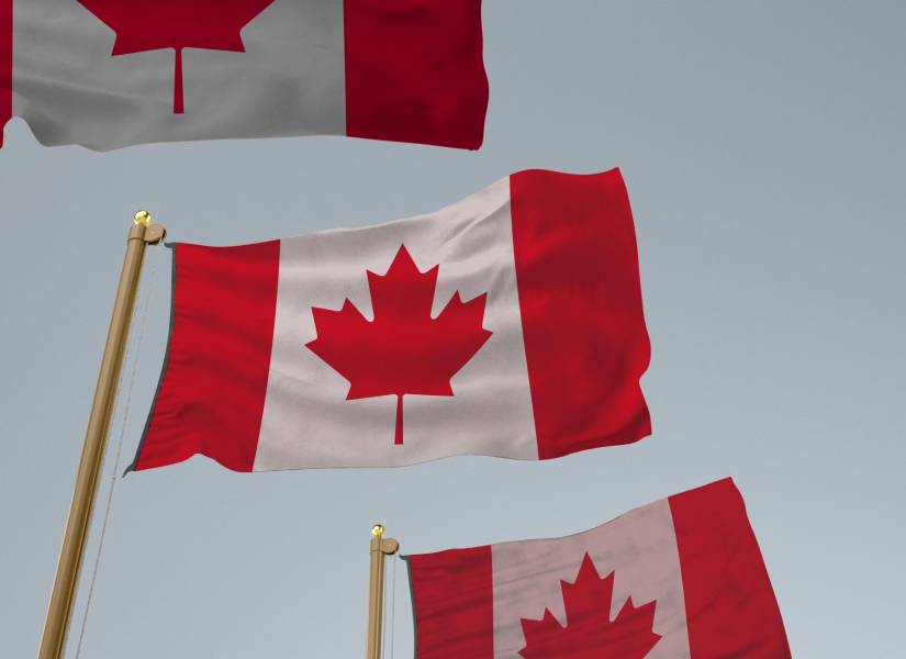 Banderas canadienses ondeando en el viento.