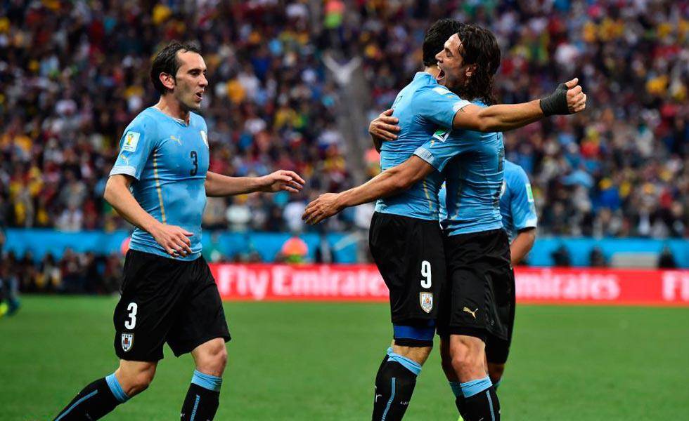 Suárez devuelve a Uruguay a zona de clasificación y hunde a Paraguay
