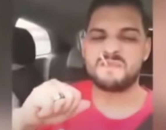 Captura de video que muestra al artista fumando y transmitiendo por redes.