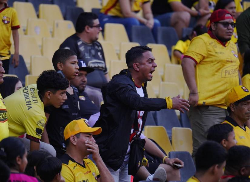 Barcelona SC lanzó objetos al campo sin impacto.