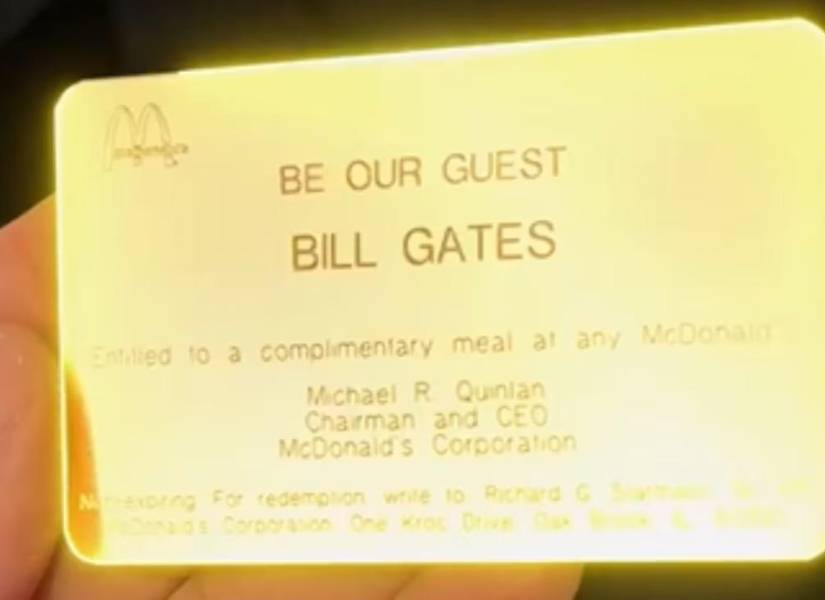 Bill Gates posee una tarjeta dorada de McDonald’s que le garantiza comidas gratuitas en cualquier sucursal del mundo.
