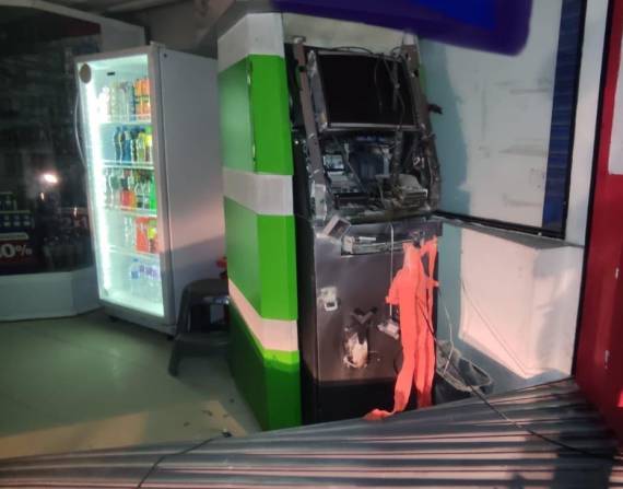 El cajero automático ubicado al interior de una farmacia en La Armenia, valle de Los Chillos.