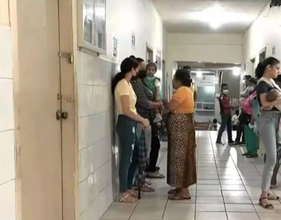 Imagen de madres de familia con sus bebés en un centtro de salud.