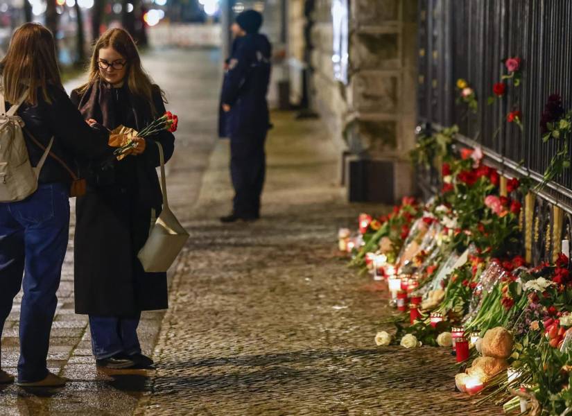 Una mujer deposita flores en memoria de las víctimas del ataque terrorista contra el Ayuntamiento de Crocus en Krasnogorsk, en la embajada de Rusia en Berlín, Alemania, el 23 de marzo de 2024.
