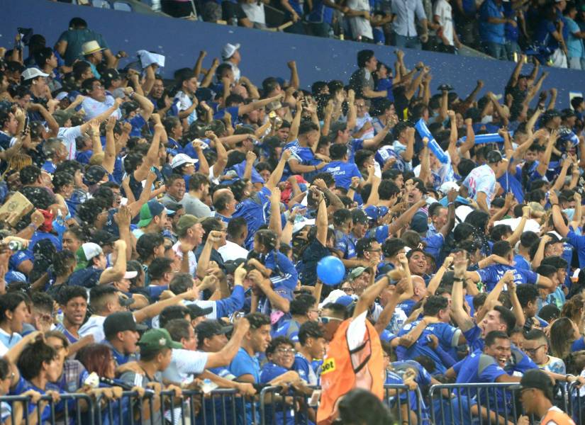 Hinchada de Emelec en el Capweell festejando el gol en el último Clásico del Astillero. (API)