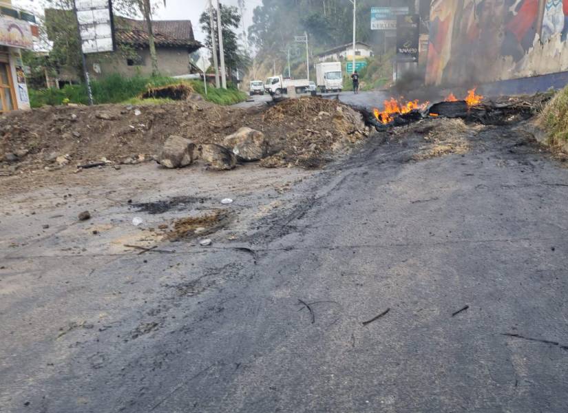 Bloqueos en la vía Cuenca-Loja